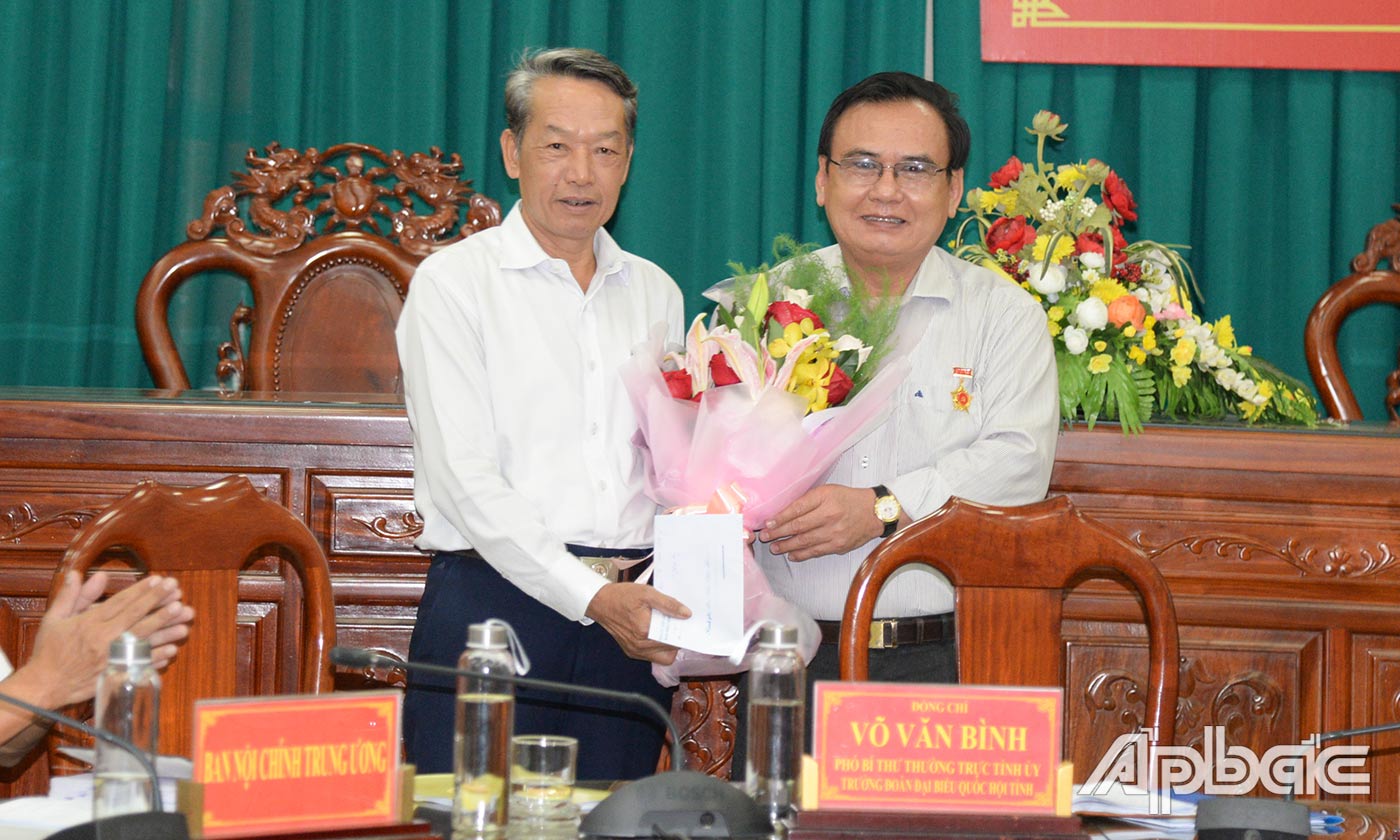 Đồng chí Võ Văn Bình tặng qua tri ân đồng chí Trần Thiết Kế, nguyên Hàm Phó Vụ trưởng Vụ Địa phương III - Ban Nội chính Trung ương, Chuyên viên theo dõi địa bàn Tiền Giang, nay nghỉ hưu.