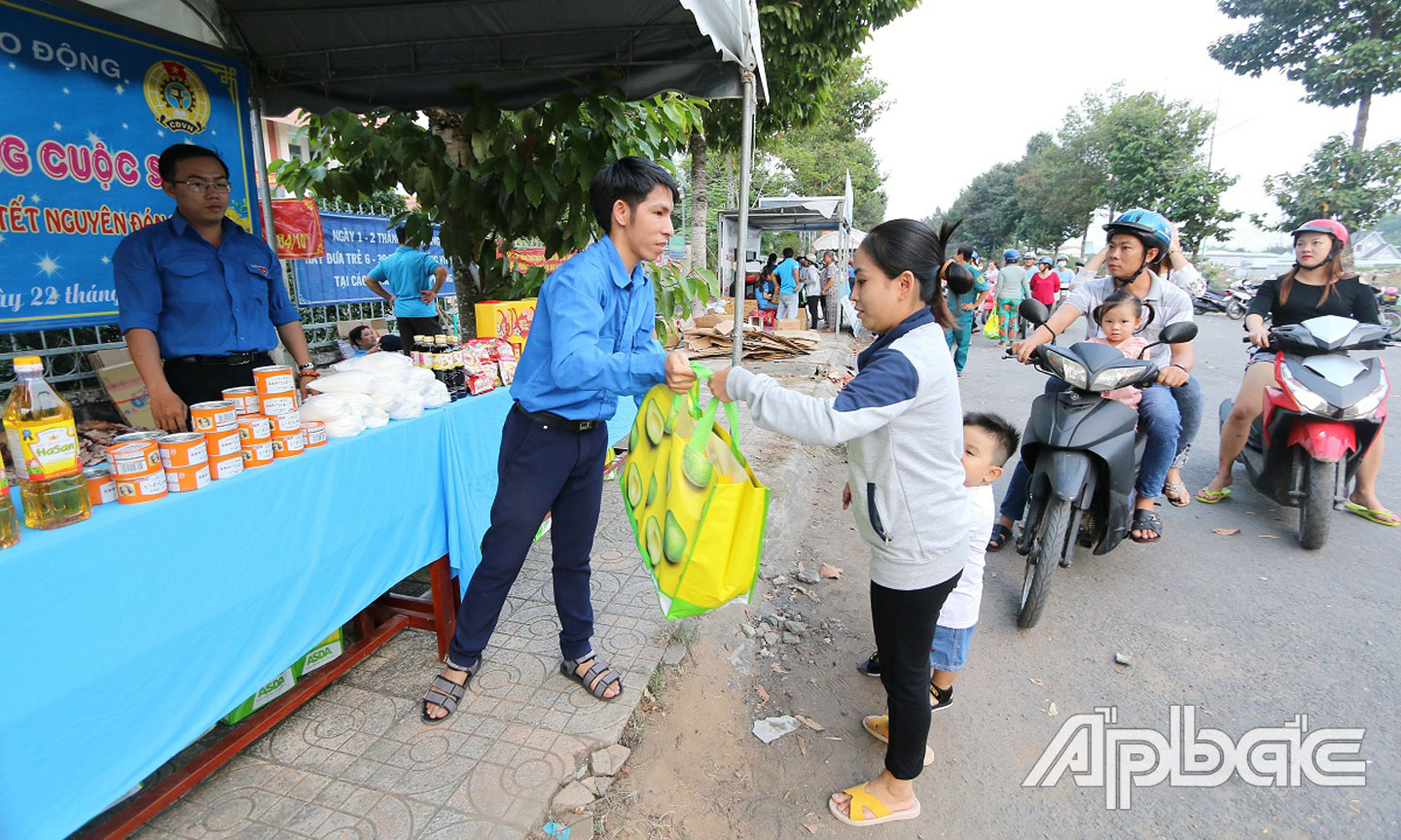 Trao phần quà  không đồng tại chợ phiên.