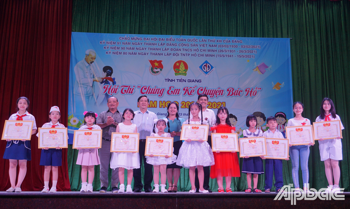 Ban tổ chức trao giải Nhất, Nhì, Ba, Khuyến Khích cho khối TH