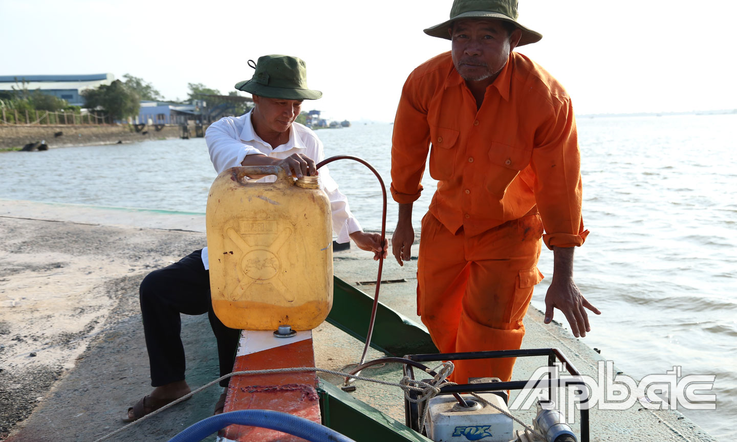 Đơn vị thi công đang bơm nước cân bằng ponton