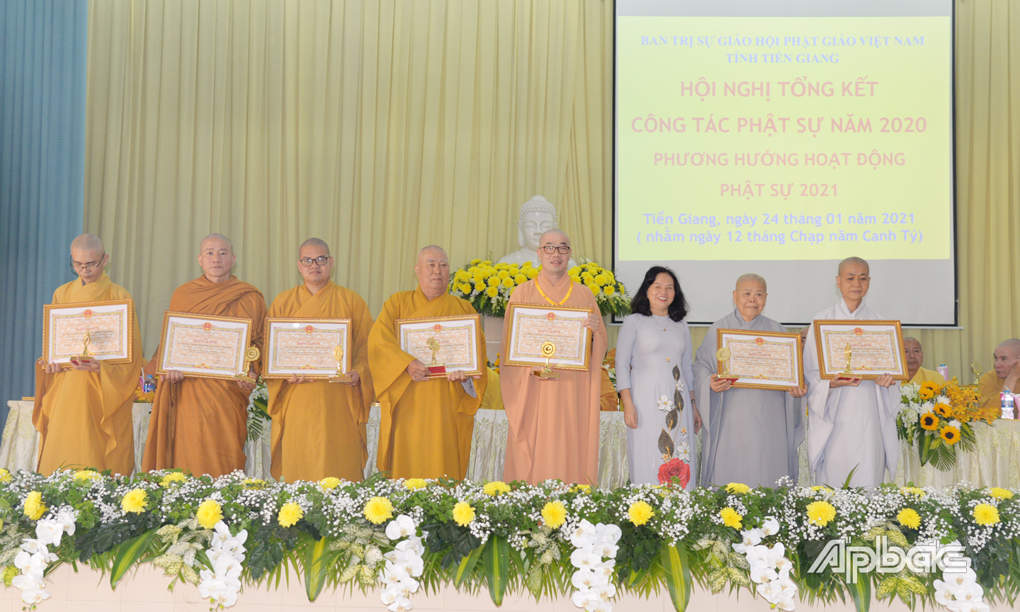 Bà Bùi Thị Mai, Trưởng Ban Tôn giáo tỉnh thừa ủy quyền trao Bằng khen của UBND tỉnh cho các cá nhân có thành tích xuất sắc