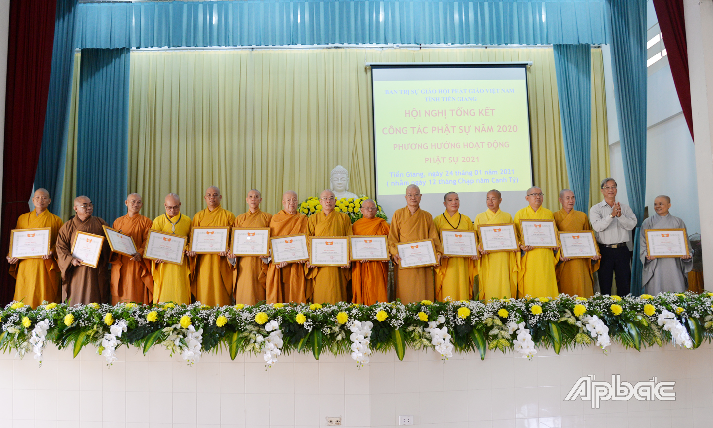 Đồng chí Huỳnh Văn Hải, Phó Chủ tịch Ủy ban MTTQ tỉnh trao Bằng khen cho các tập thể và cá nhân có thành tích xuất sắc