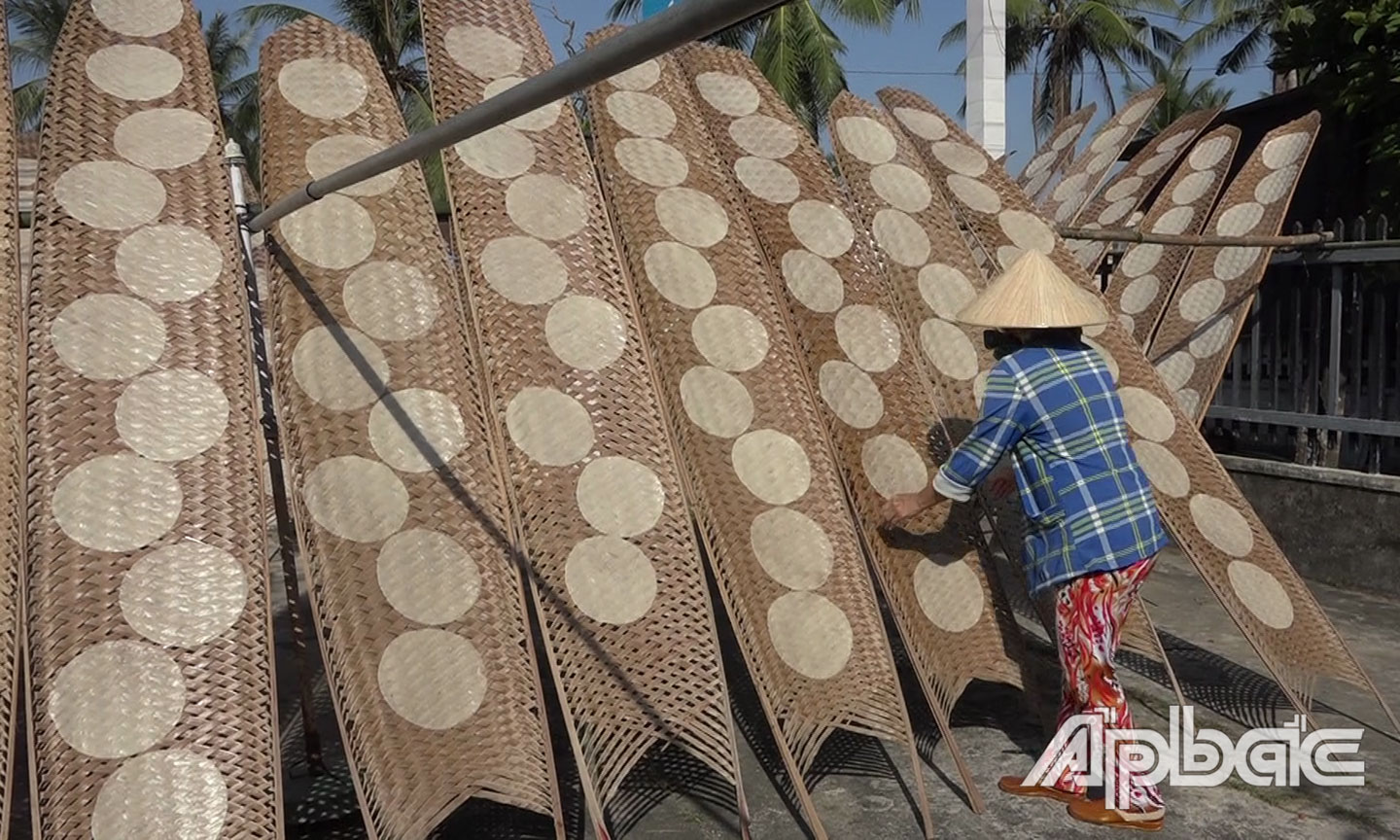 Bánh tráng khoai mì ở xã Vĩnh Hựu được làm thủ công.