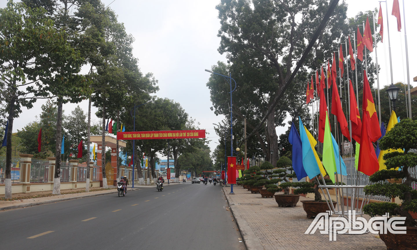 Đường Rạch Gầm với nhiều cờ, pano, khẩu hiệu.