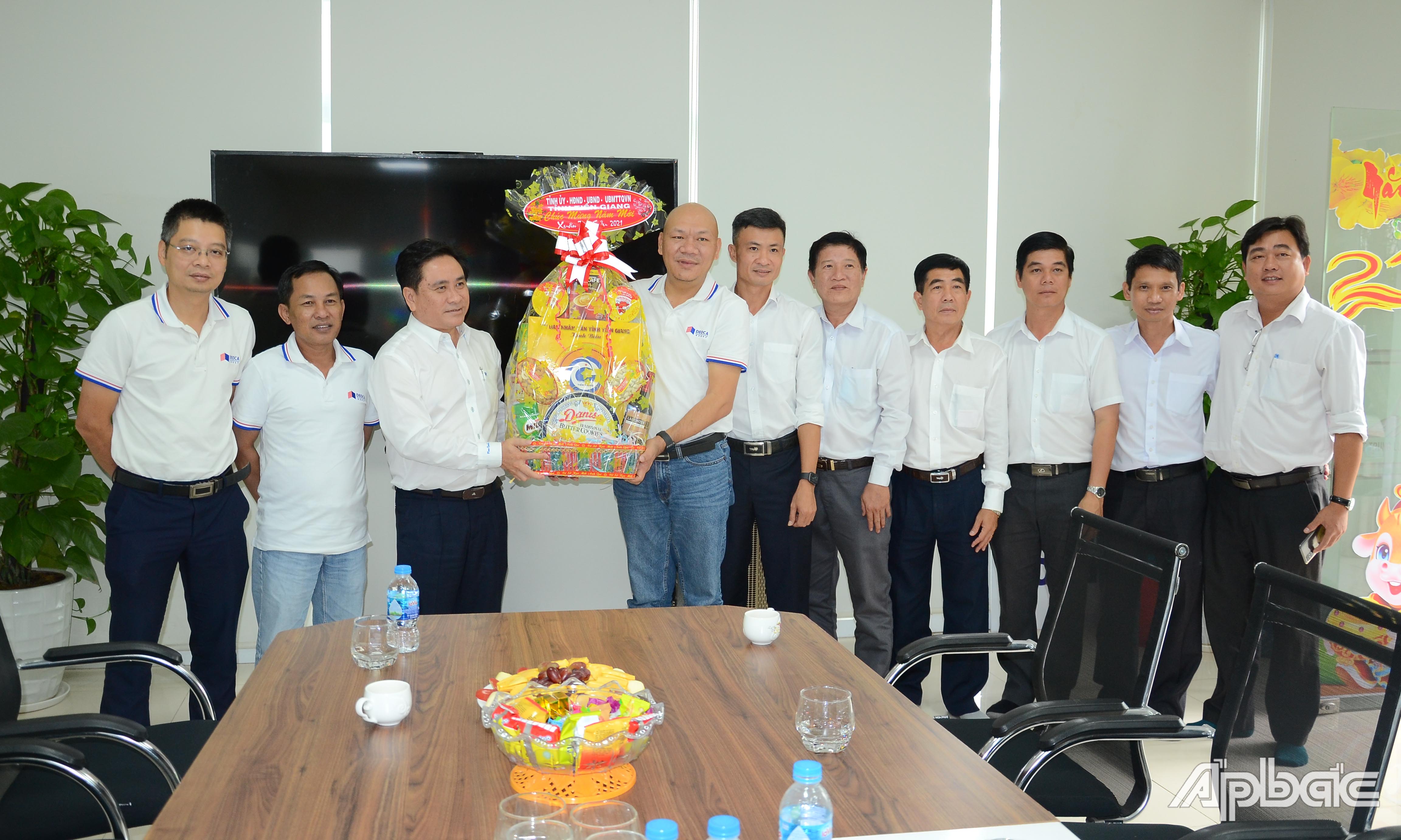 Đồng chí Trần Văn Dũng thăm, chúc tết tập thể cán bộ, công nhân, lao động Công ty cổ phần BOT Trung Lương - Mỹ Thuận nhân dịp năm mới.