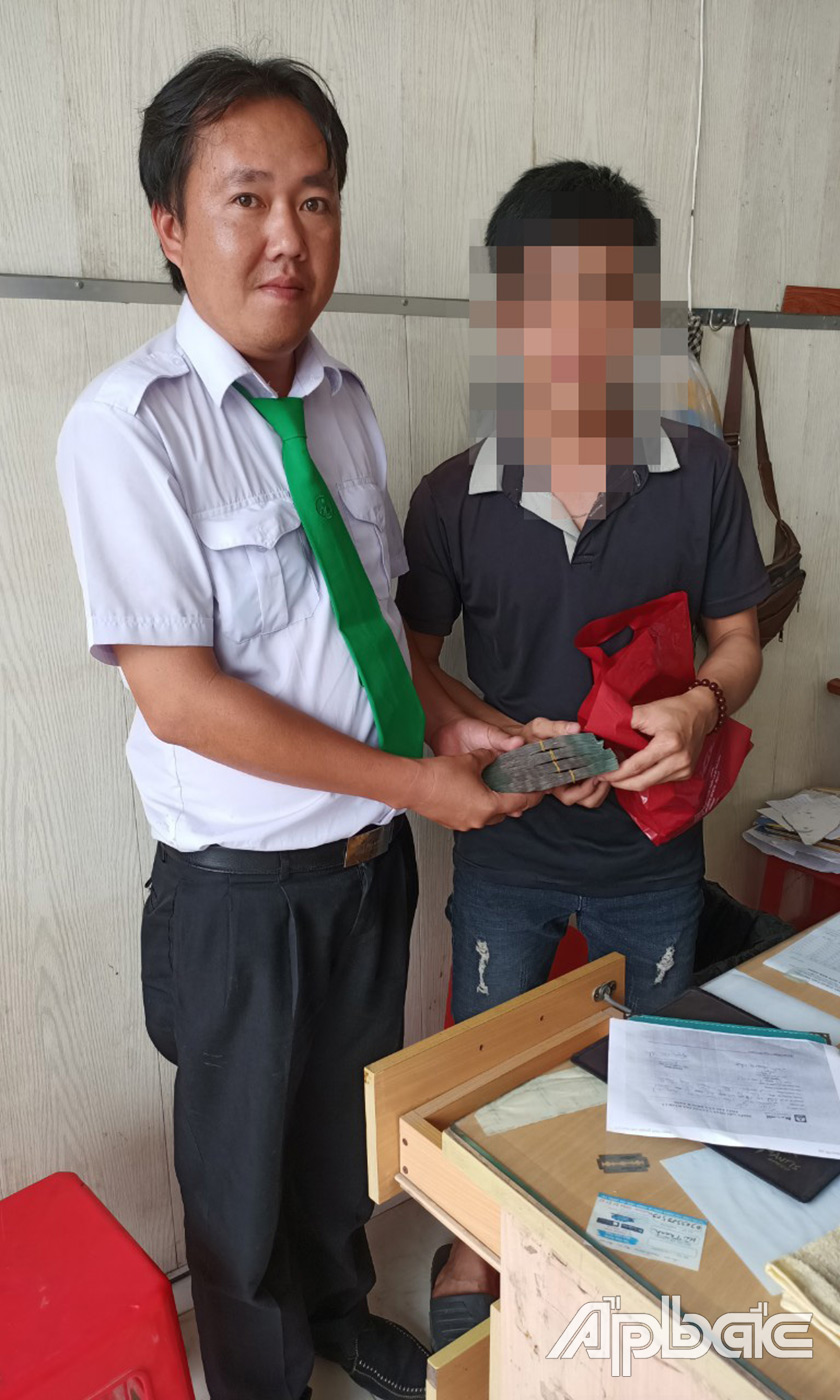 Tài xế Đoàn Quang Nhựt trao trả lại tiền khách hàng để quên trên xe