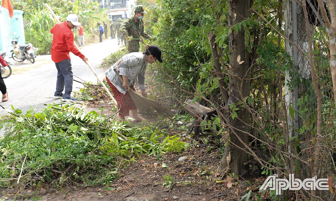Các tuyến đường được người dân và các lực lượng vệ sinh môi trường, phát quang bụi rậm.