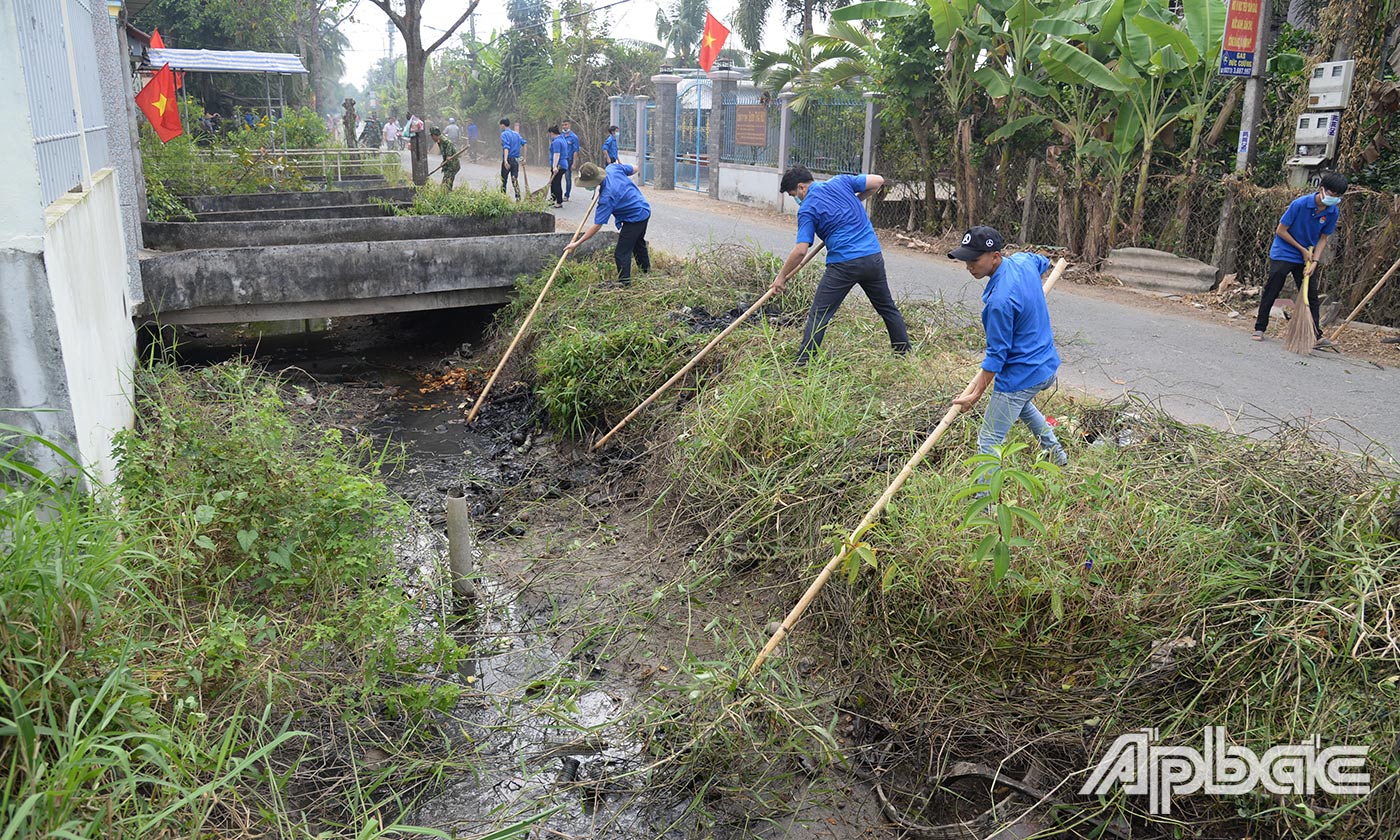Đoàn viên, thanh niên TP. Mỹ Tho tham gia khơi thông dòng chảy tuyến kinh dọc đường huyện 92B.