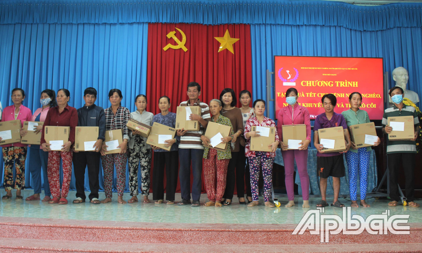 Hội Bảo trợ tỉnh Tiền Giang trao quà tết tại xã Tân Hội.