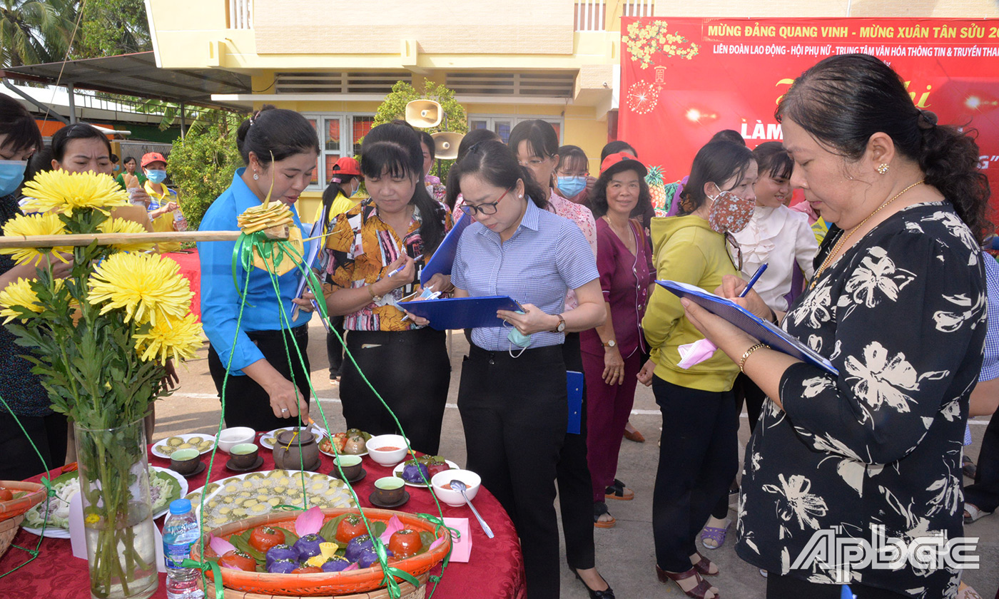 Ban giám khảo chấm điểm các đội