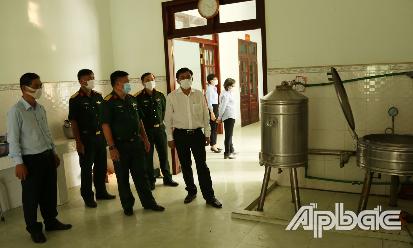 Tại các  bếp nấu ăn.