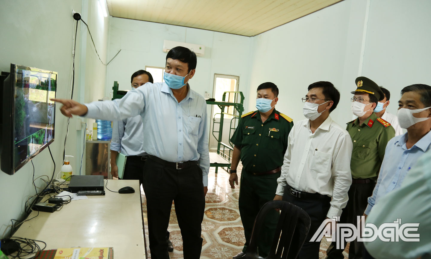 Kiểm tra công tác giám sát camera tại bệnh viện dã chiến.