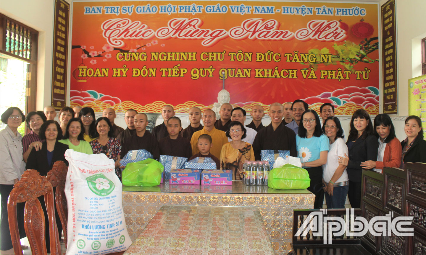 Đoàn đến thăm và tặng quà cho trẻ em cơ nhở tại Chùa Linh Phước.