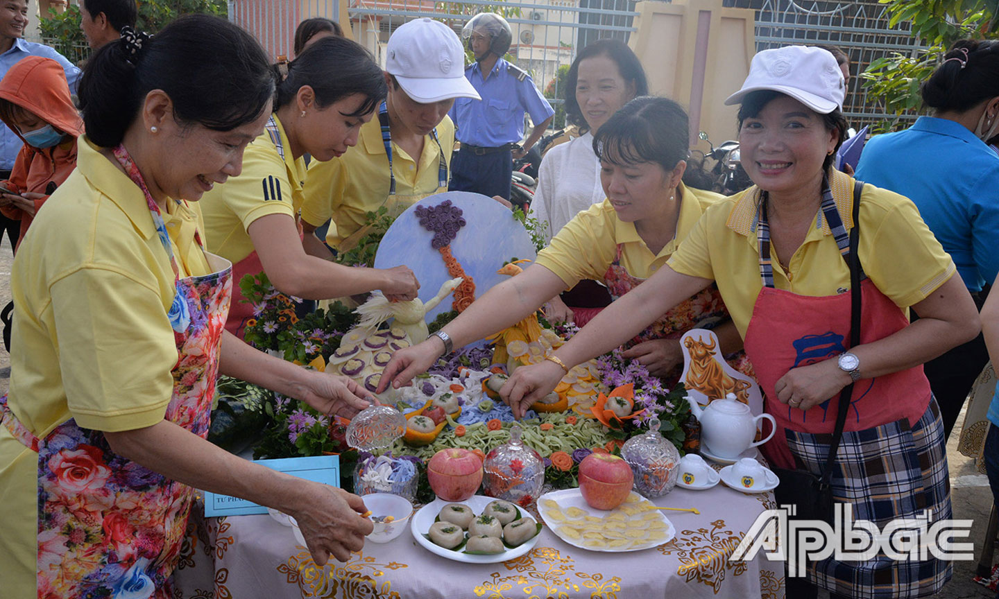 Quang cảnh Hội thi Làm bánh dân gian huyện Gò Công Tây năm 2021.