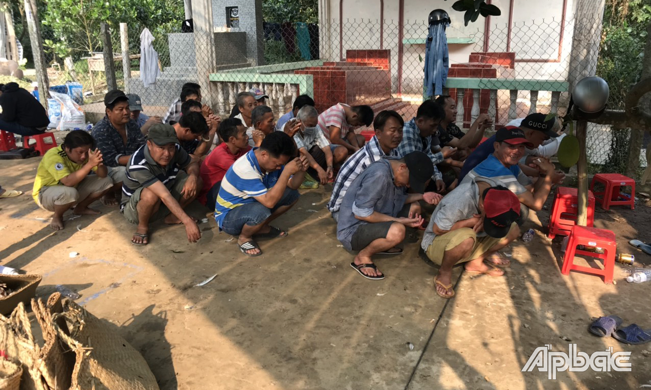 Các đối tượng có mặt tại nơi tổ chức đánh bạc.