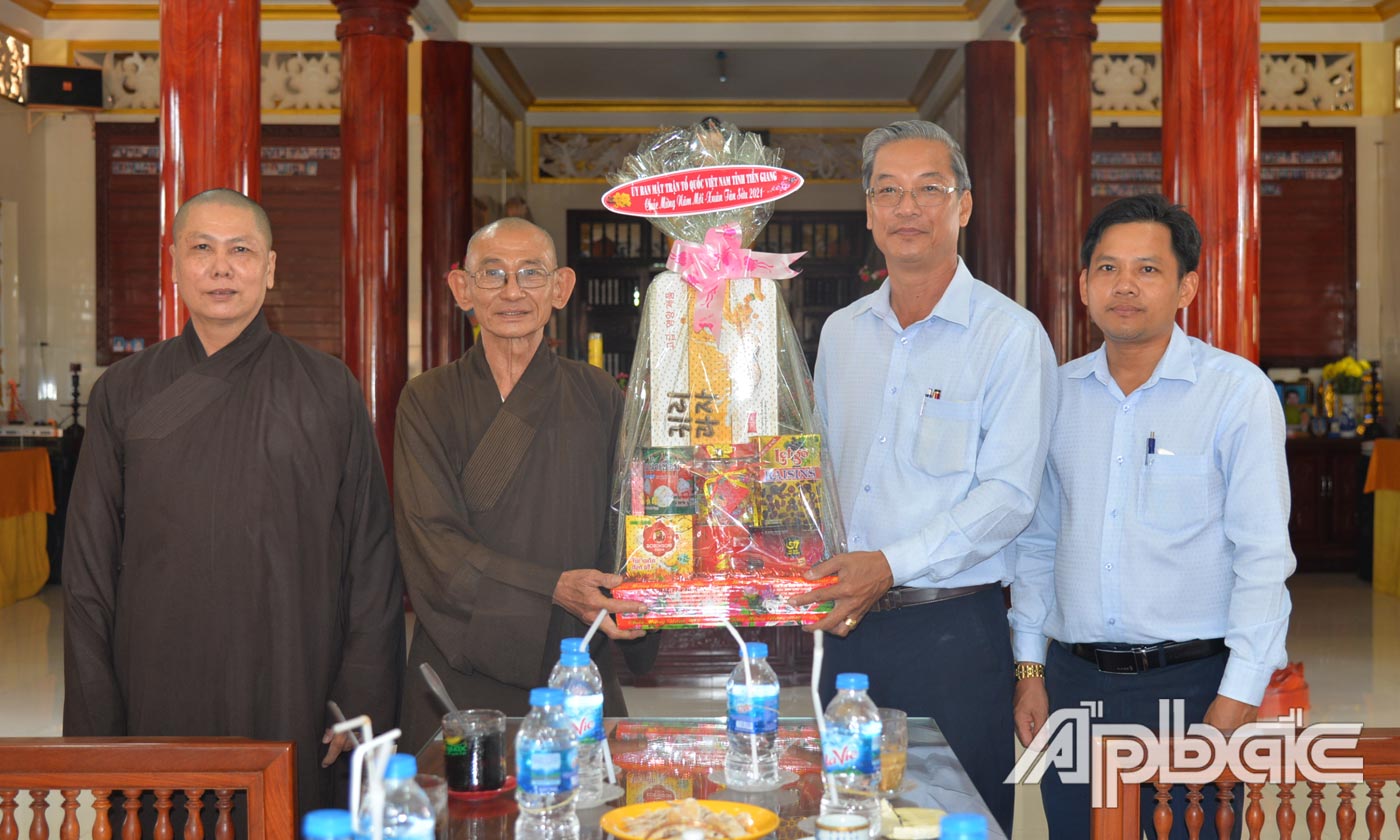 Mặt trận Tổ quốc tỉnh chúc tết tại chùa Linh Sơn (huyện Gò Công Tây).