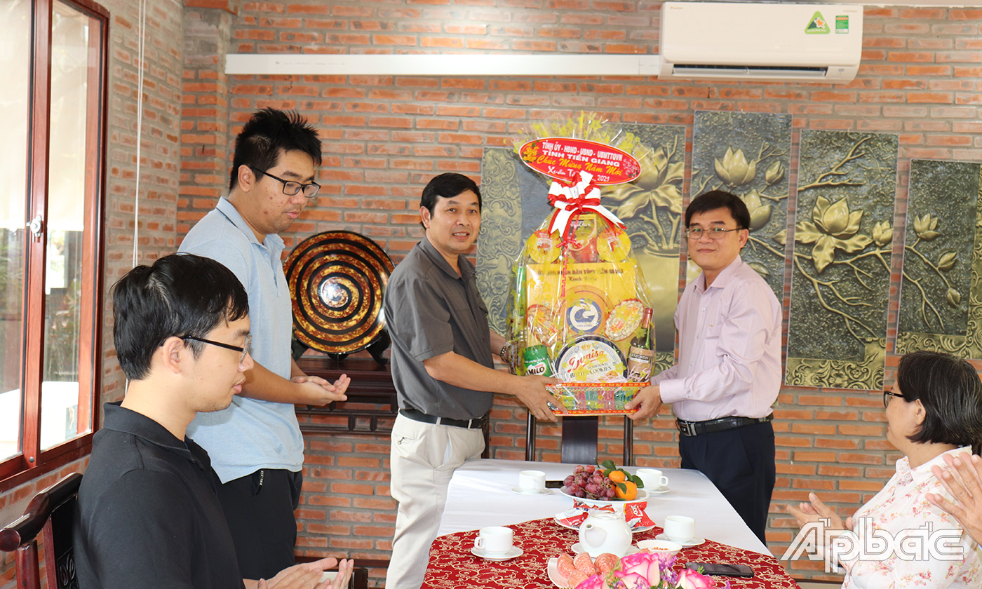 Đồng chí Nguyễn Văn Mười thăm và chúc Tết tại Công ty Cổ phần Du lịch Tiền Giang.