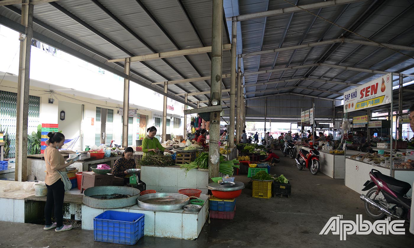 Các tiểu thương trong chợ không đồng ý với mức thu 30.000 đồng/quầy/tháng.