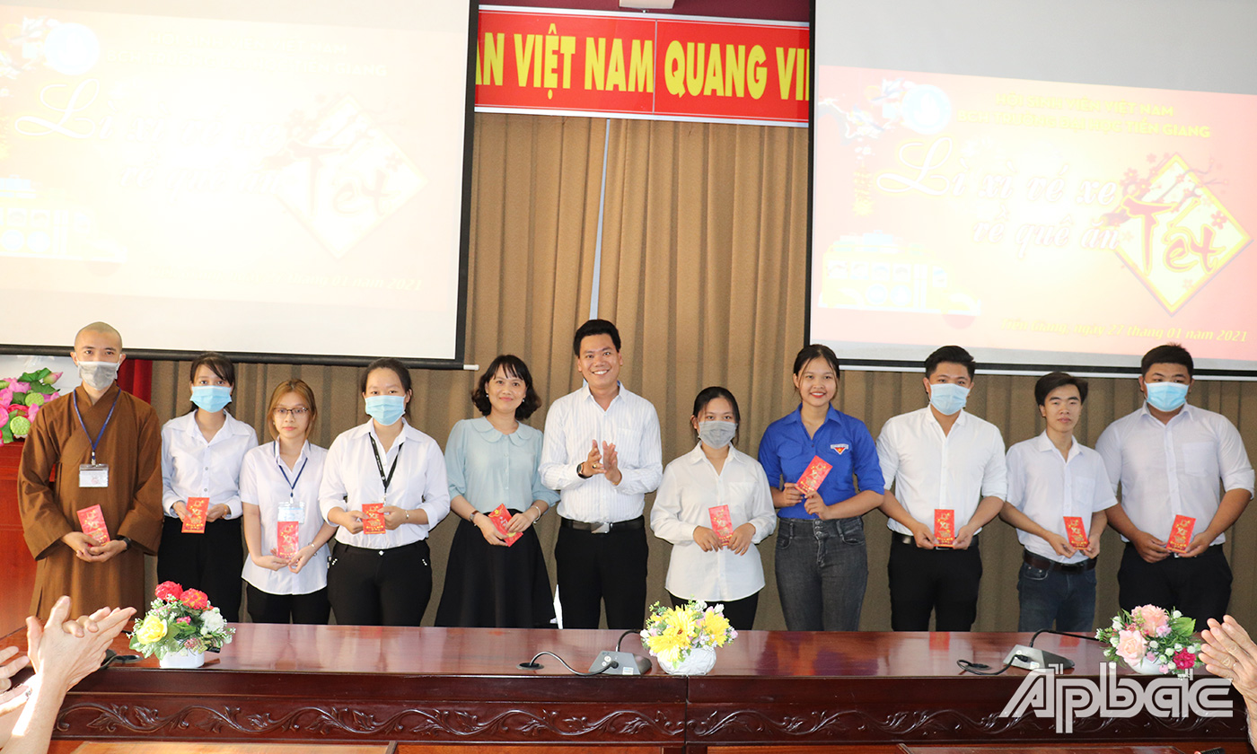 Nhà trường trao tặng 10 vé xe cho các em sinh viên có hoàn cảnh khó khăn.