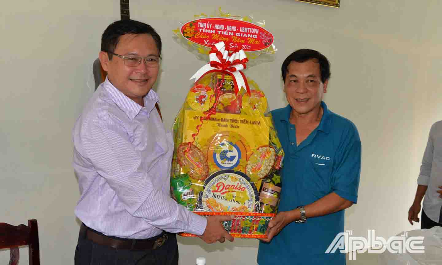 Đồng chí Đỗ Tấn Hùng thăm, tặng quà và chúc Tết Công ty TNHH Sản xuất và Thương mại RVAC.