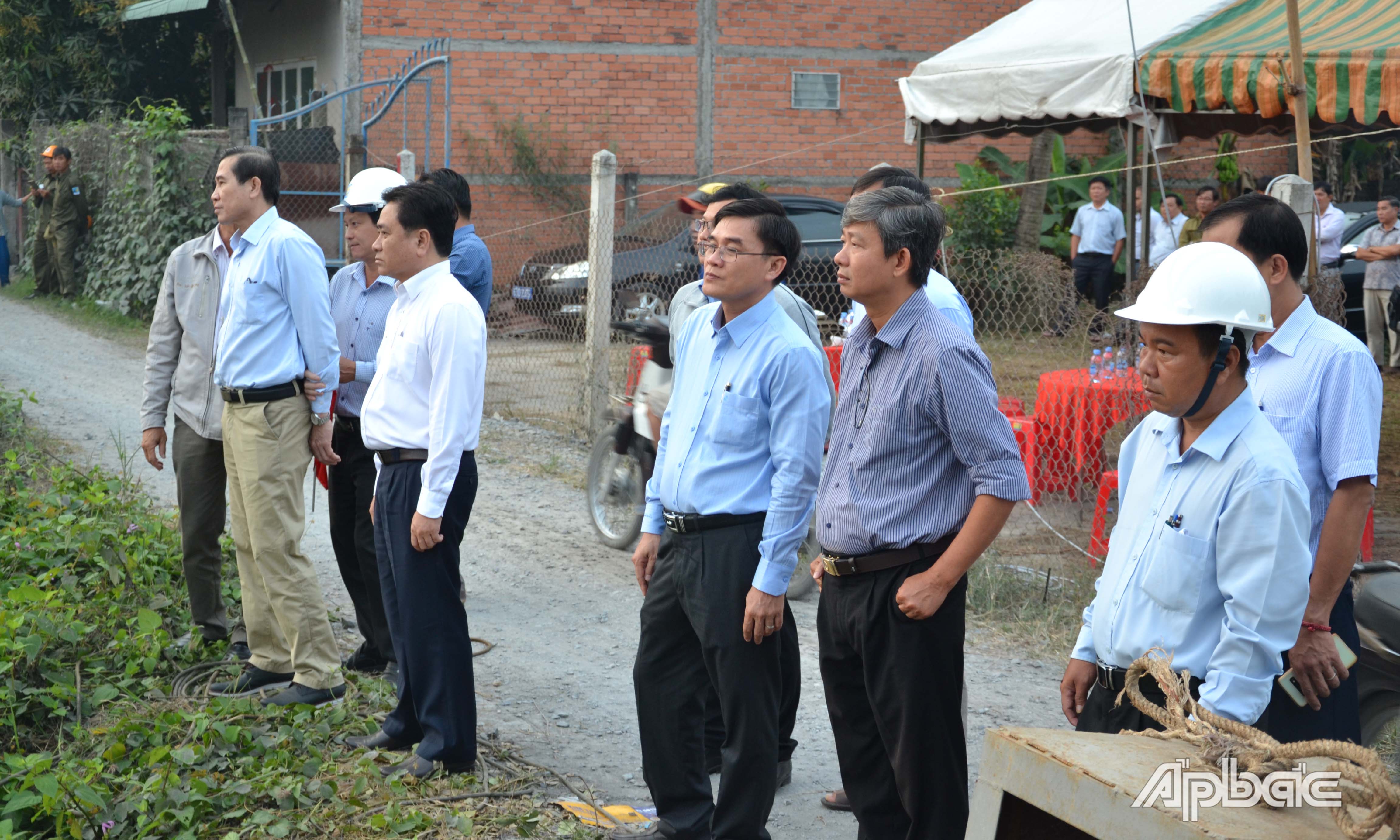 Lãnh đạo tỉnh dự triển khai đắp đập kinh Nguyễn Tấn Thành.