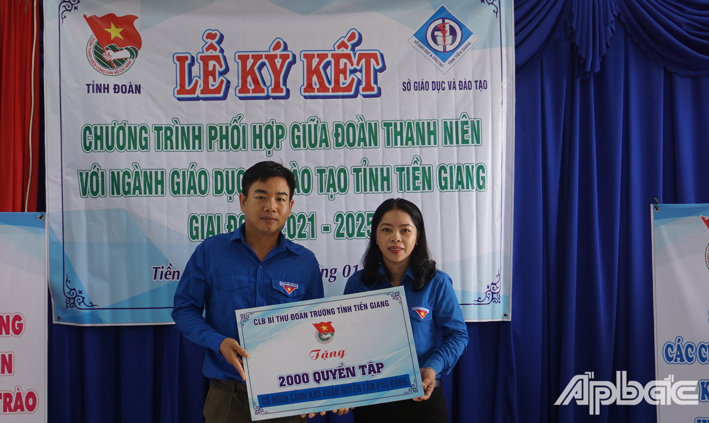 Câu lạc bộ Bí thư Đoàn trường tỉnh Tiền Giang trao tặng 200 quyển tập cho các em học sinh có hoàn cảnh khó khăn ở huyện Tân Phú Đông