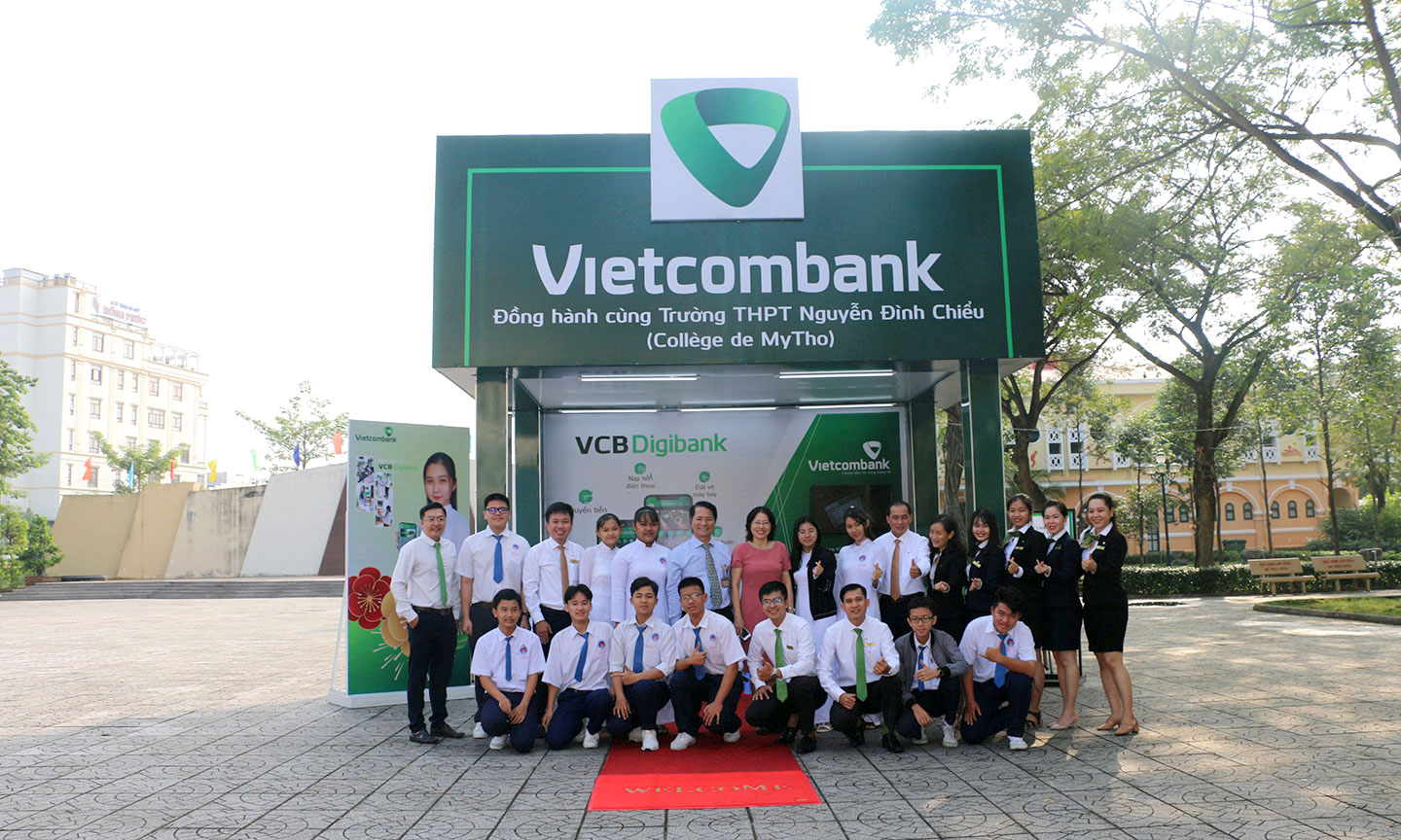 Thầy lê bá Ngọc - Hiệu trưởng và các em học sinh chụp hình lưu niệm cùng Ban Giám đốc và đội ngũ bán hàng Vietcombank Tiền Giang.