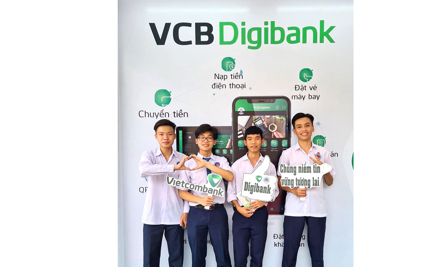 Học sinh trường Nguyễn Đình Chiểu chụp ảnh checkin tại quầy.