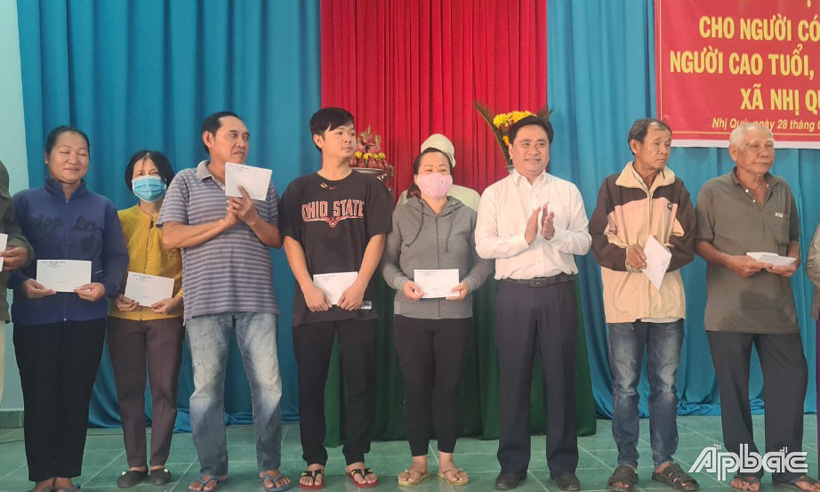 Đồng chí Trần Văn Dũng thăm, tặng quà các gia đình chính sách, hộ nghèo, hộ cao tuổi trên địa bàn xã Nhị Quý, TX. Cai Lậy.