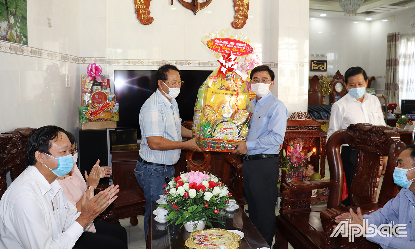 Đồng chí Nguyễn Văn Mười thăm và chúc Tết tại Công ty TNHH Thương mại - Dịch vụ - Xây dựng Phước Hùng.