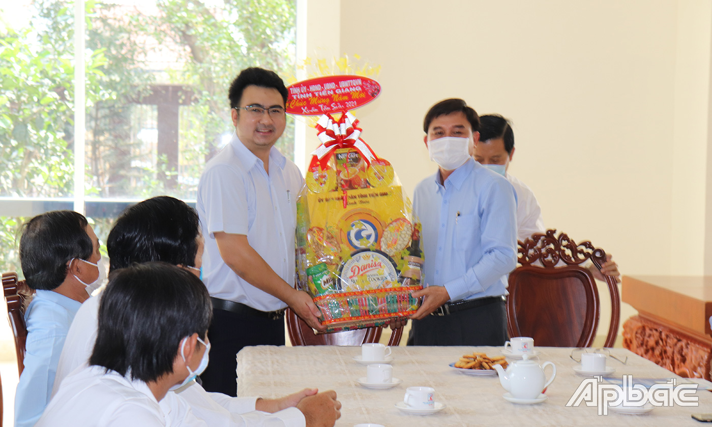 Đồng chí Nguyễn Văn Mười thăm và chúc tết tại Công ty TNHH Thương mại Sản xuất nhựa Phát Thành Tiền Giang.