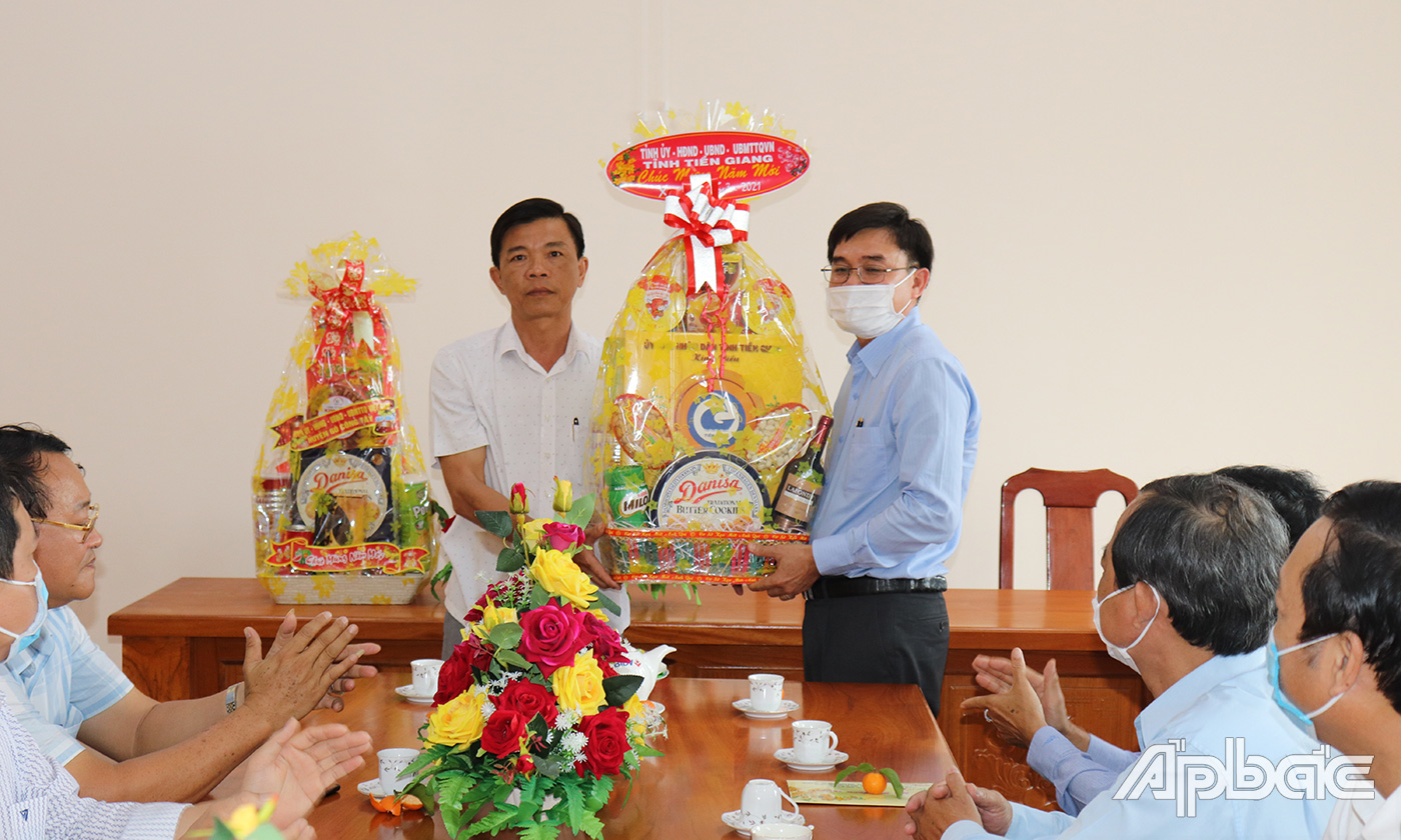 Đồng chí Nguyễn Văn Mười thăm và chúc tết Công ty TNHH Thương mại Dịch vụ Xây dựng Minh Thái.