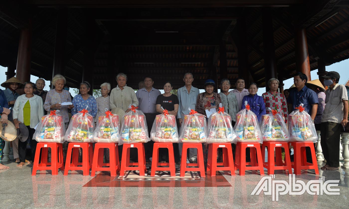 Quỹ Từ thiện Lương Ngọc Kim trao quà tết cho người nghèo xã Tam Hiệp.
