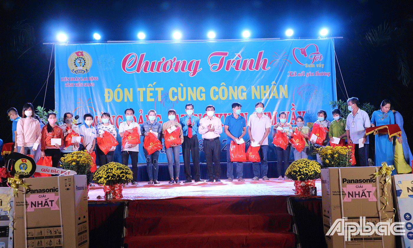 Công nhân có hoàn cảnh khó khăn nhận quà Tết trong đêm văn nghệ 