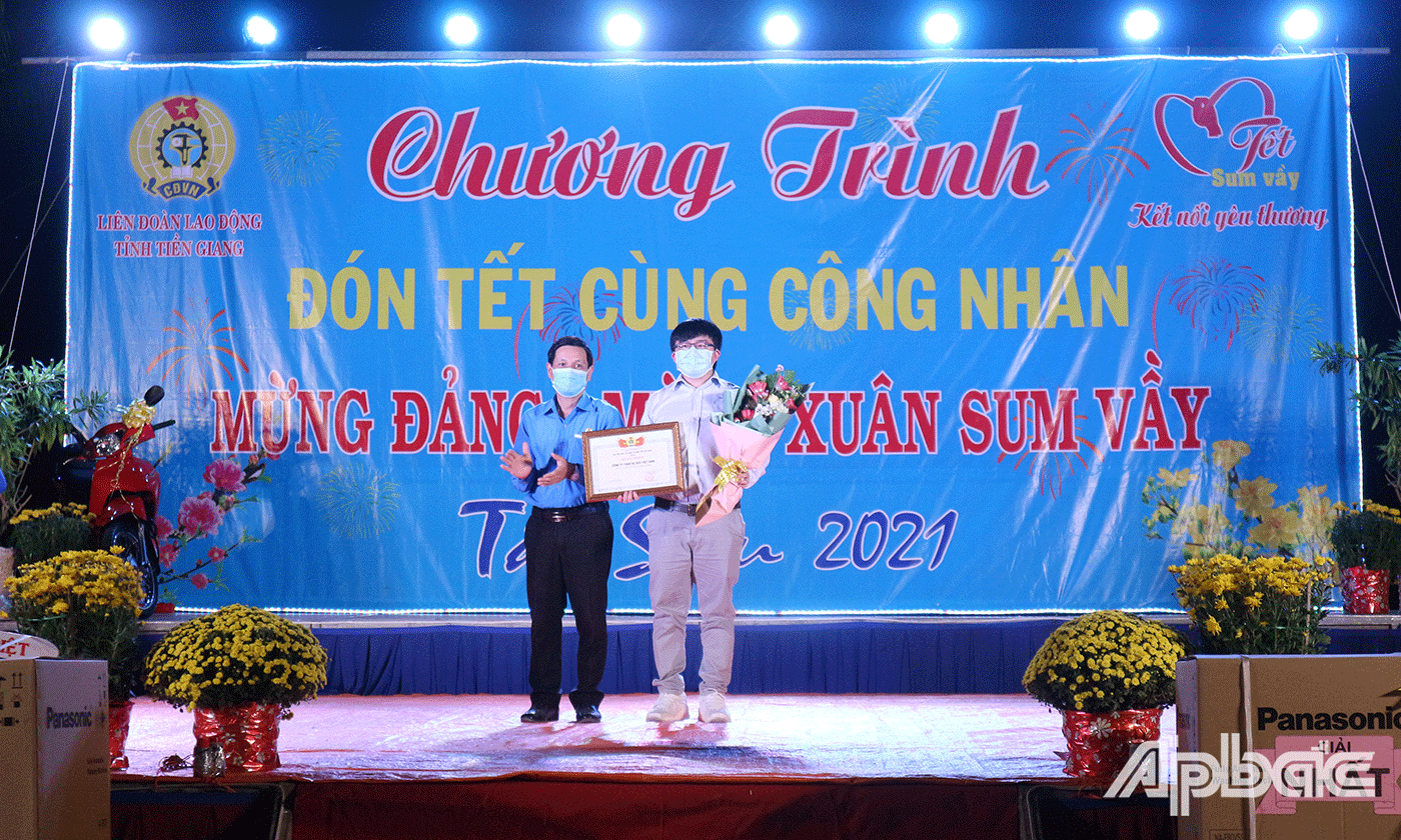 Liên đoàn Lao động tỉnh Tiền Giang đã trao tặng Bằng khen cho tập thể Công ty TNHH Dụ Đức Việt Nam