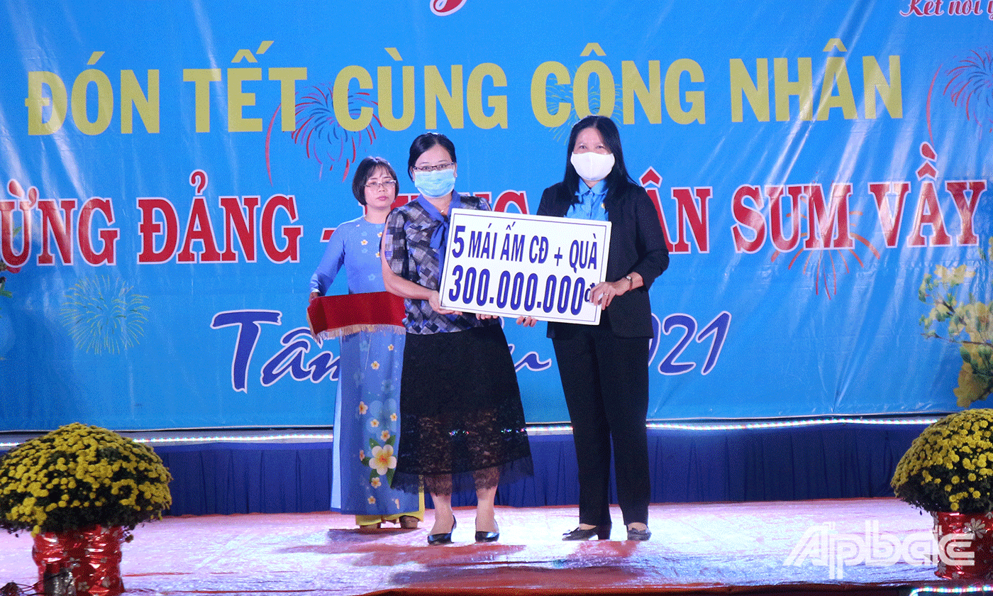 Chủ tịch Công đoàn các Khu công nghiệp đại diện công nhân lao động nhận quà hỗ trợ và mái ấm công đoàn từ lãnh đạo các doanh nghiệp