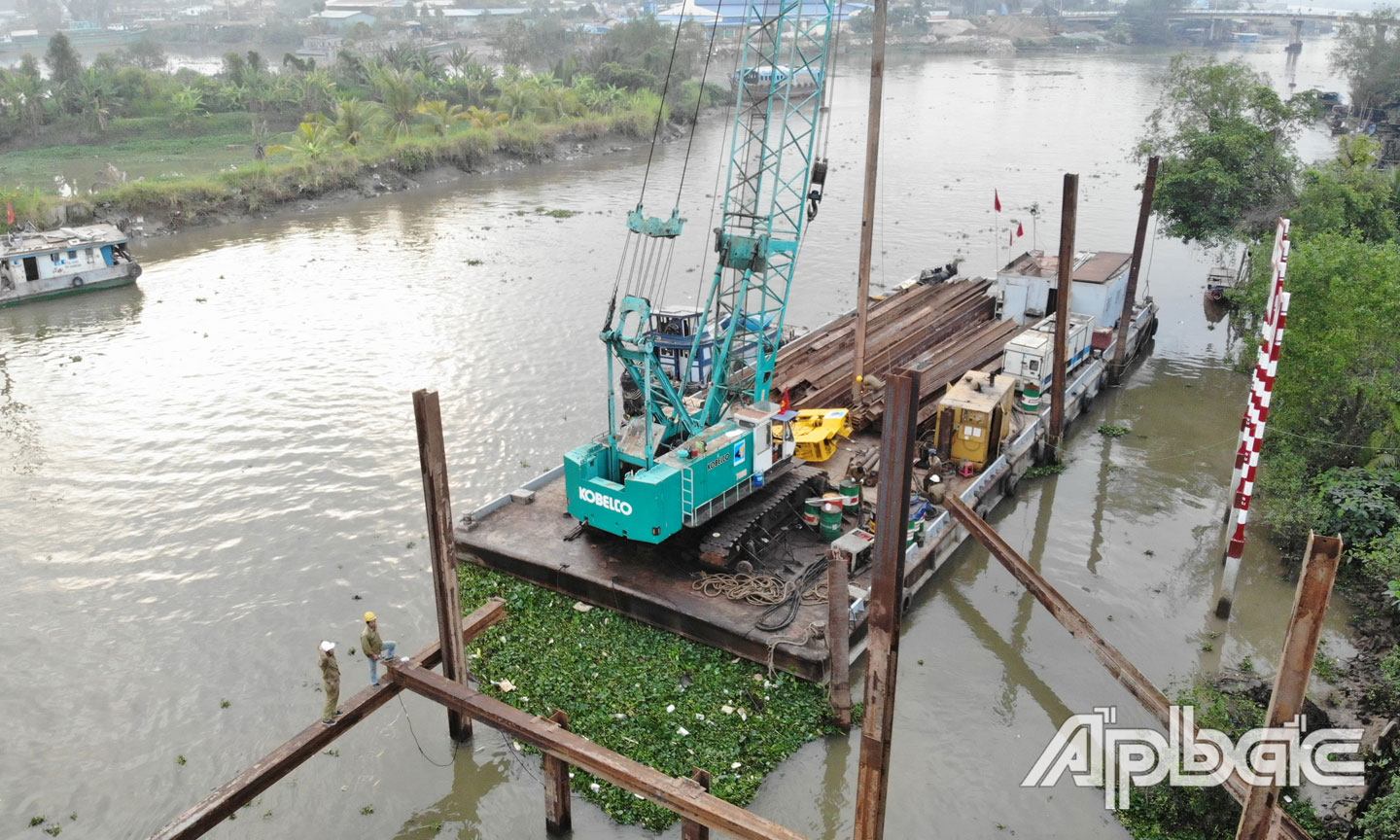 Đập thép trên kinh Nguyễn Tấn Thành sẽ hợp long vào trước Tết Nguyên đán 2021.