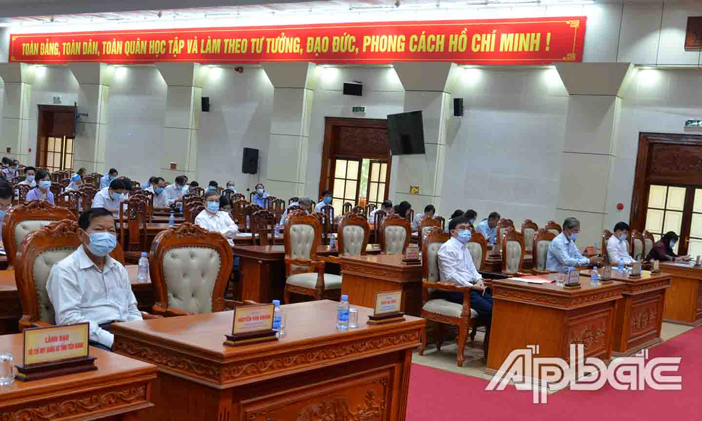Các đại biểu tham dự buổi họp mặt.