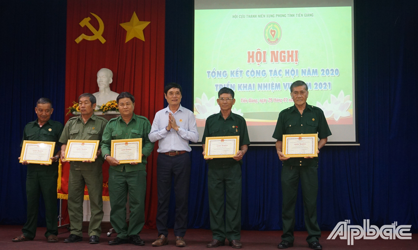 Hội trao Bằng khen và Giấy khen cho tập thể và cá nhân có thành tích xuất sắc trong phong trào, hoạt động xây dựng Hội năm 2020.