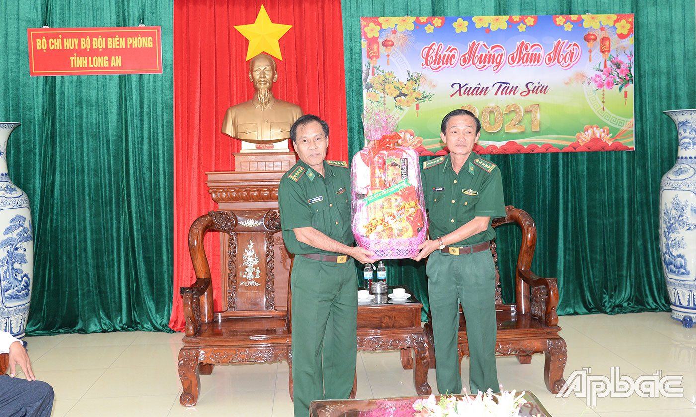 Đại tá Nguyễn Tiến Dũng (bìa trái) tặng quà cho Bộ đội Biên Phòng tỉnh Long An.