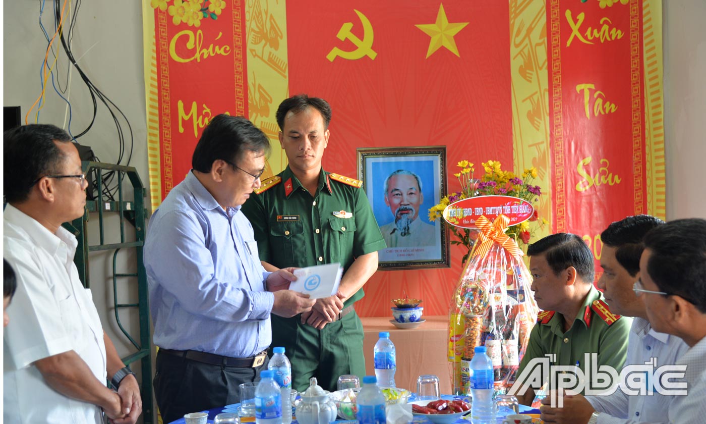 Đồng chí Võ Văn Bình thăm, chúc tết Sở chỉ huy thống nhất (xã Cẩm Sơn).