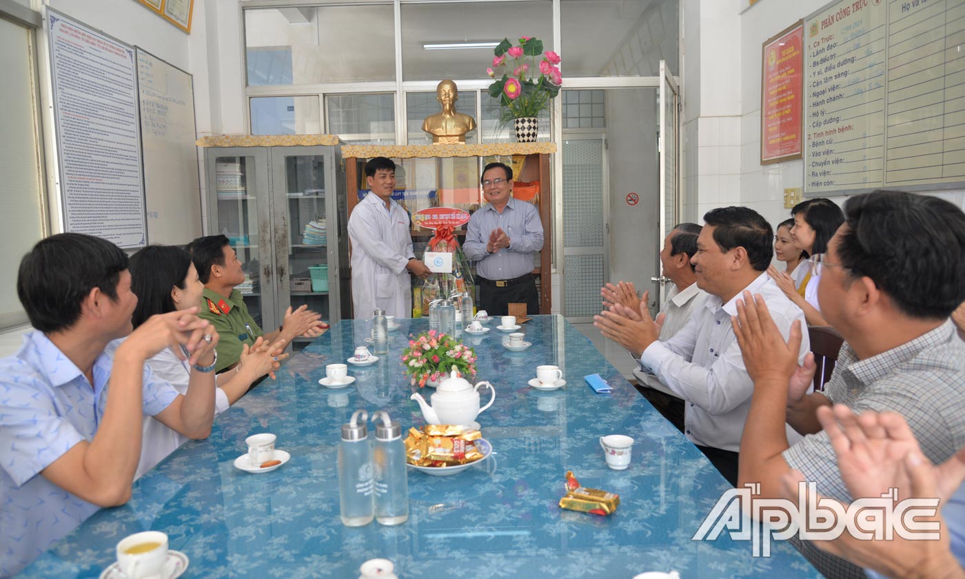 Đồng chí Võ Văn Bình thăm, chúc tết Bệnh xá Công an tỉnh..
