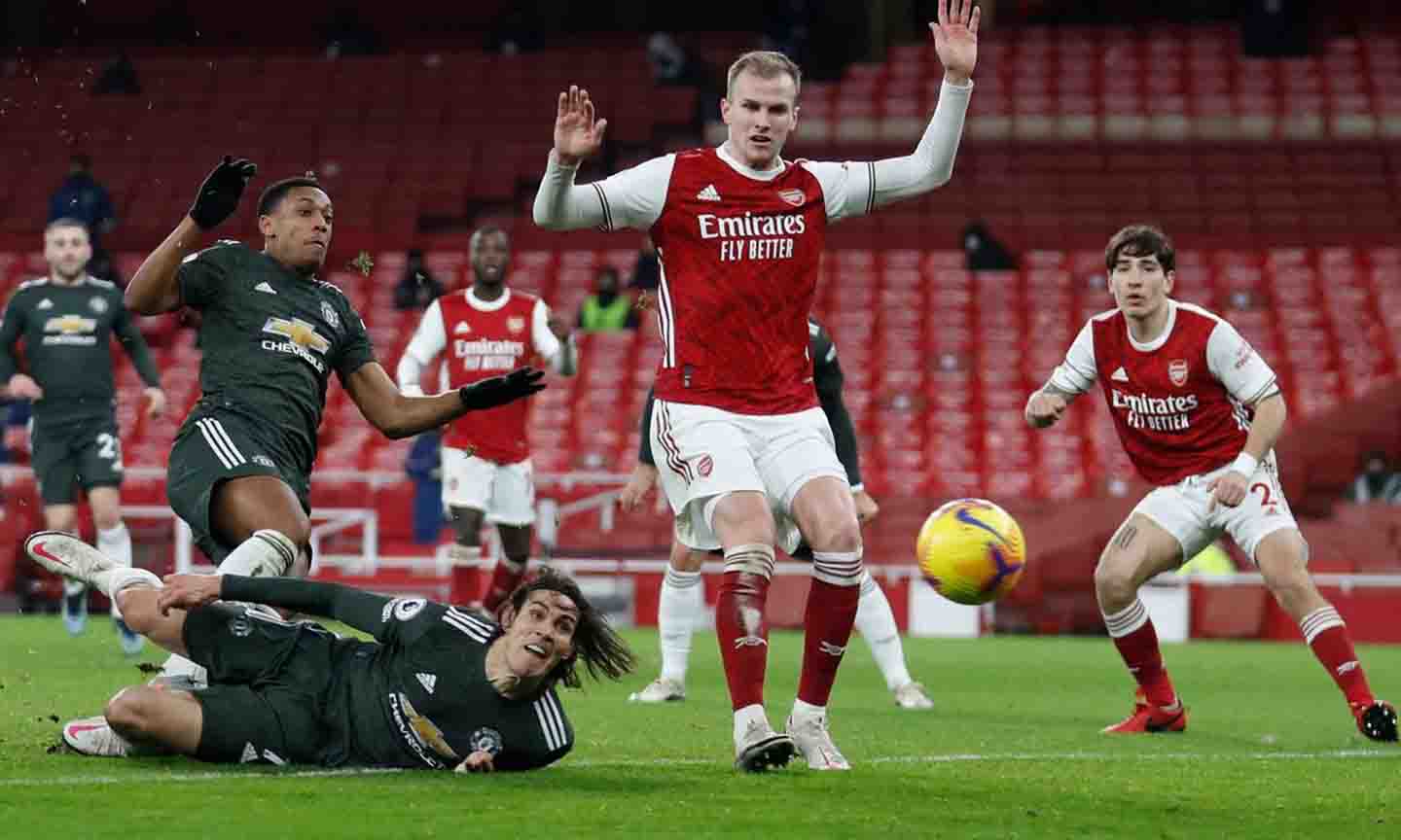 Phong độ thiếu ổn định đang khiến Manchester United (áo đen) khựng lại ở cuộc đua vô địch. Ảnh: Vietnamnet.vn