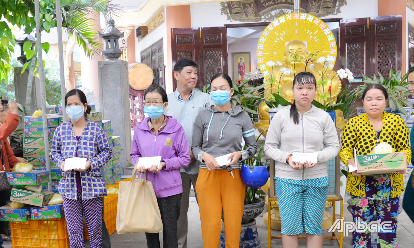 ông Đậu Thanh Hoài, Phó Chủ tịch Ủy ban MTTQ TP. Mỹ Tho trao quà tết cho người dân