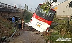 Xe khách mất lái lao xuống kinh
