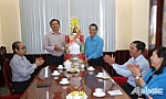 Thăm, tặng quà công nhân, doanh nghiệp