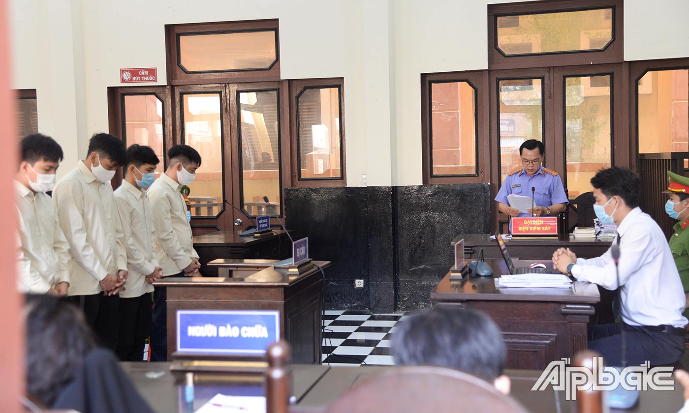 Các bị cáo nghe Kiểm sát viên đọc bảng cáo trạng.