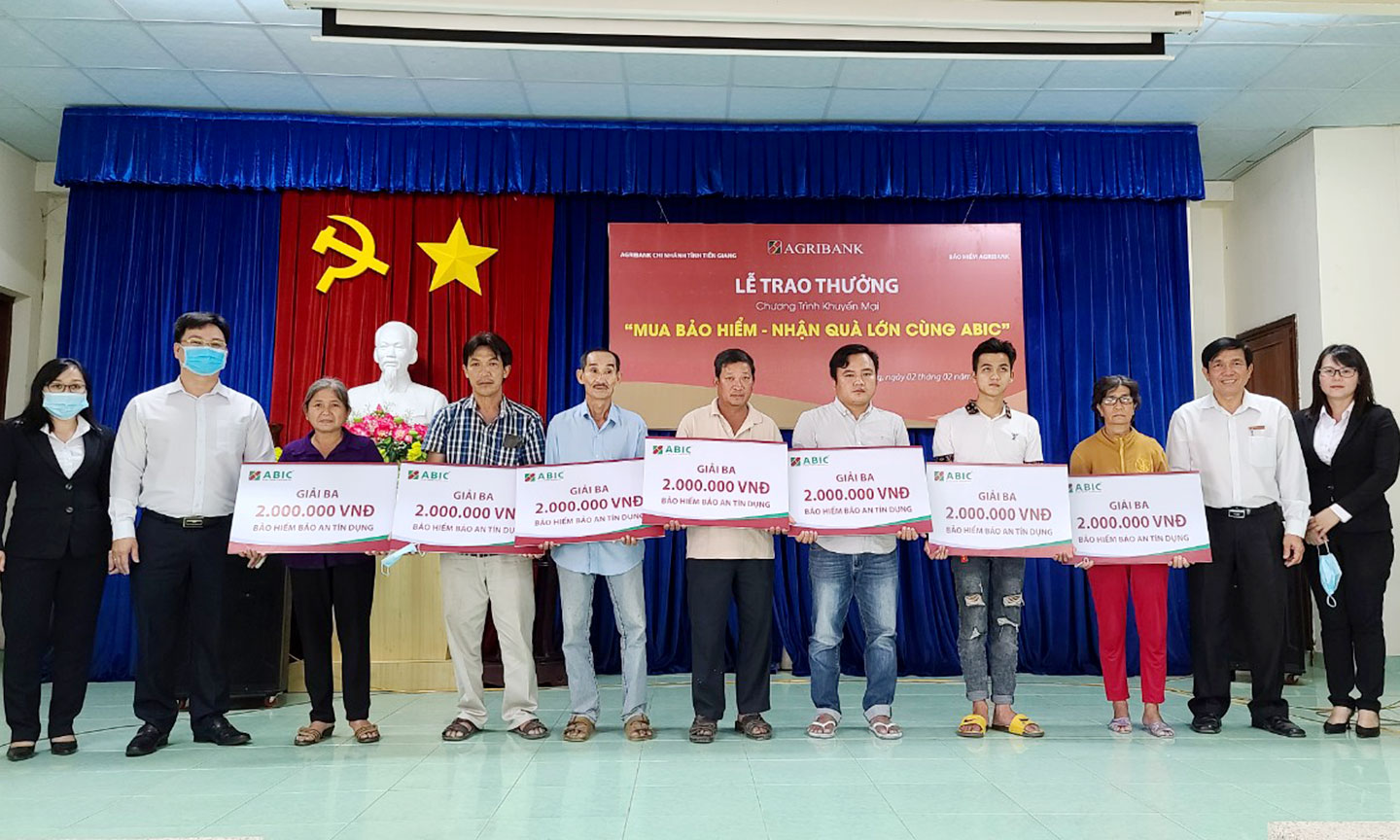 Ông Cao Đình Điền - Phó Giám đốc ABIC chi nhánh TP. Hồ Chí Minh và Ông Trần Thanh Ngàn - Giám đốc Agribank chi nhánh TX Cai Lậy - Tiền Giang (áo trắng bên phải) trao thưởng cho các khách hàng may mắn.