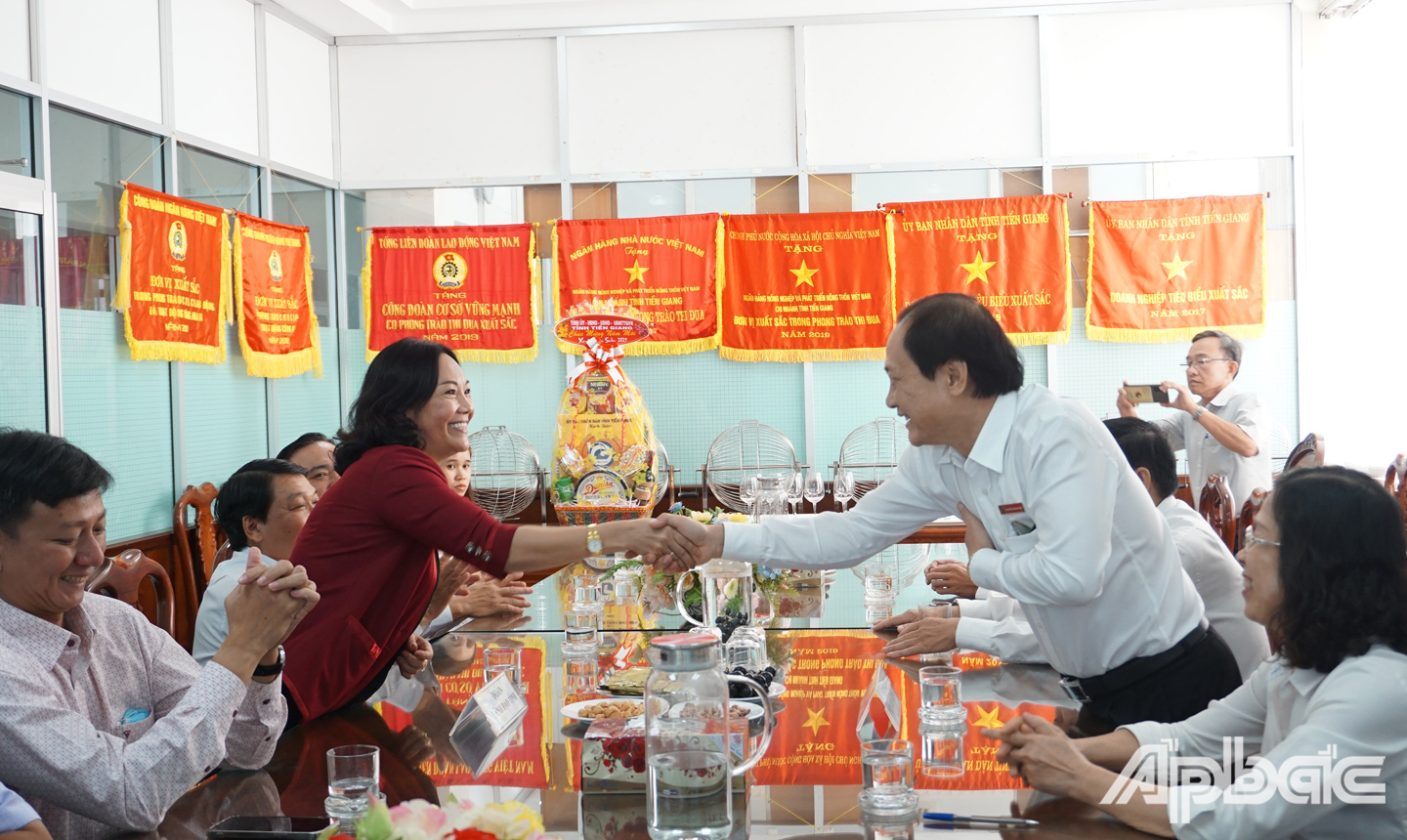 Đồng chí Nguyễn Thị Sáng thăm và tặng quà, chúc tết Ngân hàng Nông nghiệp và Phát triển nông thôn, chi nhánh tỉnh Tiền Giang