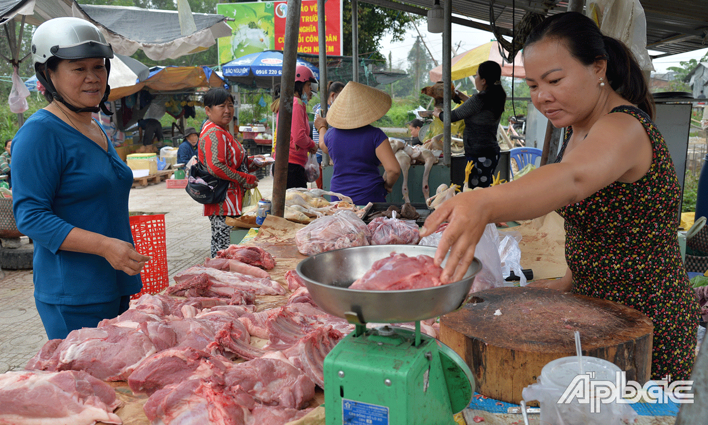 Từ sáng sớm cô Trương Thị Thu là con dâu của ông Hồ Trí Thức và bà Hồ Thị Tạm đã đi chợ sớm để mua các thức ăn về chuẩn bị bửa cơm gia đình.